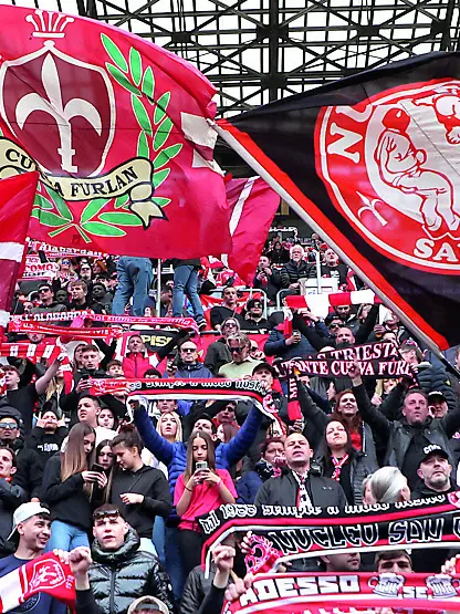 Un muro di tifosi della Triestina nella Curva Furlan del Rocco
