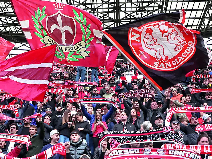 Un muro di tifosi della Triestina nella Curva Furlan del Rocco