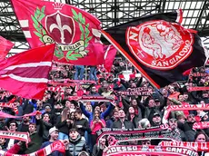 Un muro di tifosi della Triestina nella Curva Furlan del Rocco