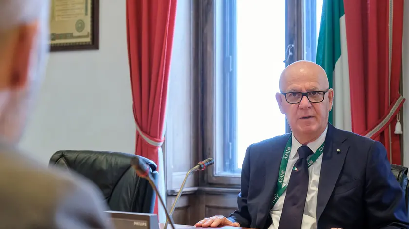 Il prefetto Giuseppe Petronzi nel suo ufficio in piazza dell’Unità Foto Massimo Silvano