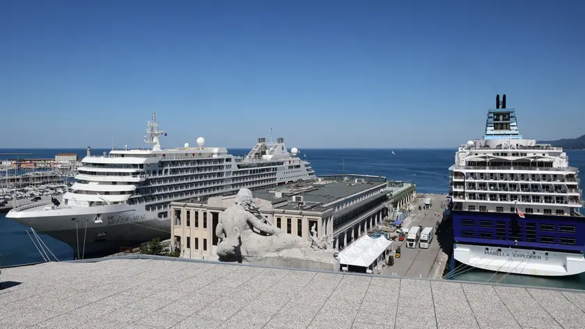 Le due navi sulle Rive di Trieste. Foto Lasorte