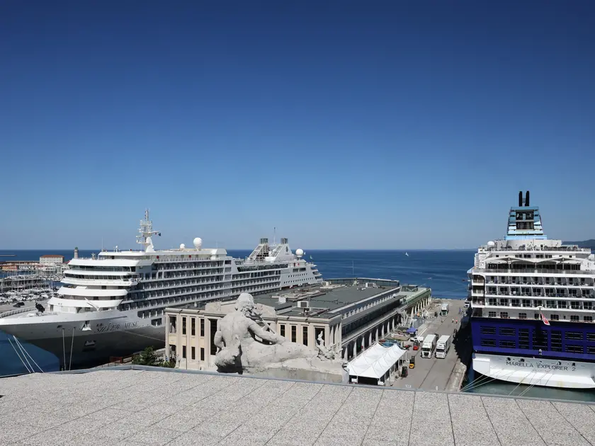 Le due navi sulle Rive di Trieste. Foto Lasorte
