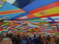La maxi bandiera del Festival di Giavera
