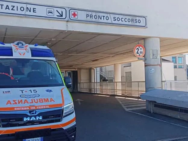 Un’ambulanza di fronte al Pronto soccorso di Cattinara
