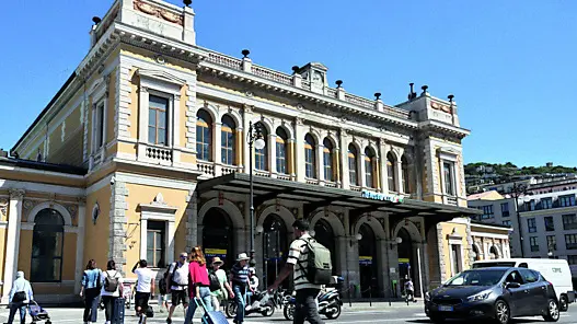 La facciata della stazione centrale a Trieste (foto Lasorte)