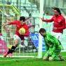 Luca Pizzul esulta dopo un gol, osservato da Granoche (foto Bruni)