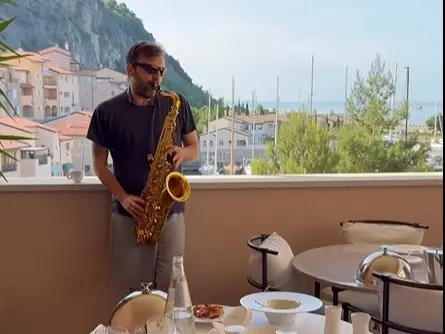 Cesare Cremonini a Portopiccolo nel video pubblicato su Facebook