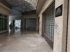 La galleria a fianco di Banca Intesa da dove è iniziato l’inseguimento del ragazzino