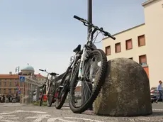 Una bicicletta parcheggiata sulle Rive (foto Andrea Lasorte)