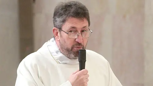 Don Christian Crisanaz aveva 75 anni