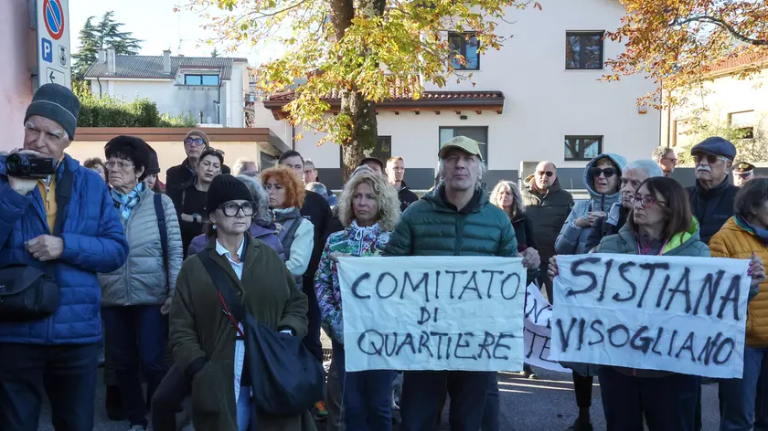 Una manifestazione di protesta dei residenti contro l’antenna sotto il municipio Foto Lasorte