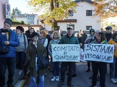 Una manifestazione di protesta dei residenti contro l’antenna sotto il municipio Foto Lasorte
