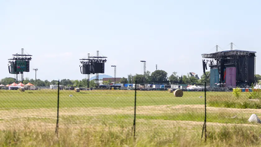 L'allestimento del palco per i concerto di Cremonini al Duca d'Aosta. Foto Tibaldi