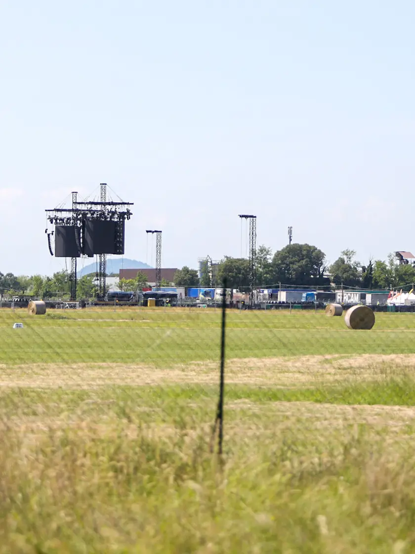 L'allestimento del palco per i concerto di Cremonini al Duca d'Aosta. Foto Tibaldi