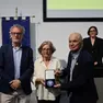 Il rettore ha consegnato il simbolo dell’ateneo ai coniugi Regeni