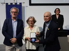 Il rettore ha consegnato il simbolo dell’ateneo ai coniugi Regeni