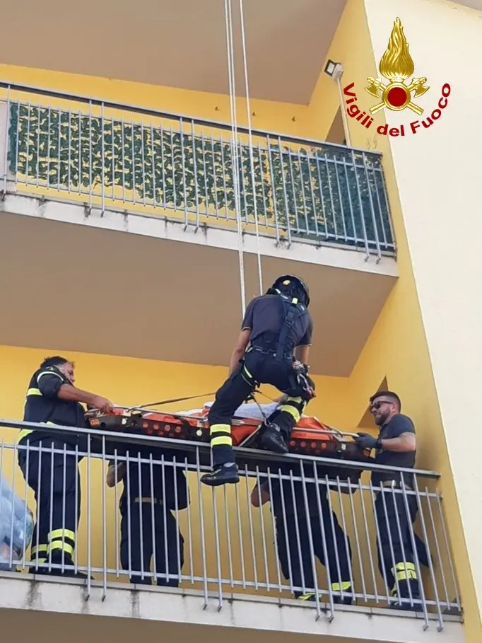 Malore in casa a Gorizia ma la barella non passa: arrivano i pompieri