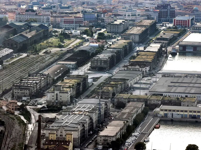 Uno scatto areo dei magazzini del Porto Vecchio, a Trieste, dove saranno trasferiti gli uffici della Regione (archivio Lasorte)