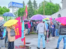 I lavoratori di StarTech in presidio ai cancelli della fabbrica. La protesta si è tenuta l’11 maggio per il ritardo della liquidazione degli stipendi di aprile. Foto Silvano