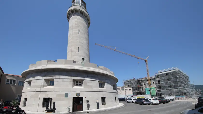Il cantiere di riqualificazione della caserma, accanto alla quale verrà realizzato un secondo edificio Foto Lasorte