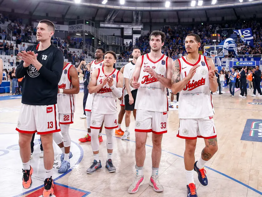 I giocatori della Pallacanestro Trieste al termine di gara-5 a Brescia (Ciamillo-Lasorte)
