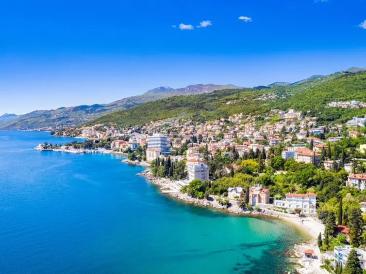Una veduta della cittadina istriana di Abbazia e della sua costa