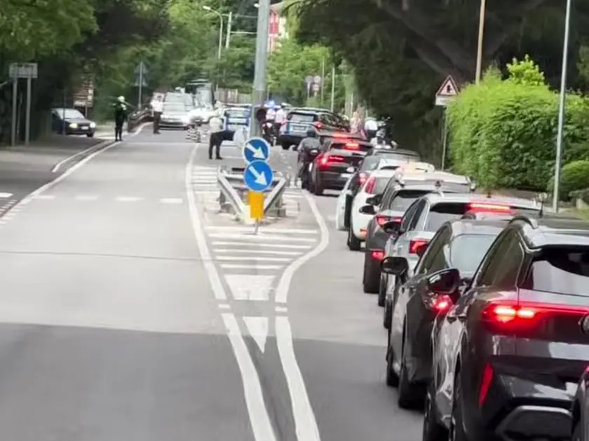 La coda di auto a Barcola