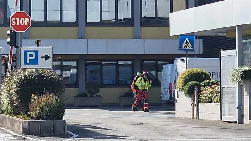 L'arrivo dei soccorritori alla Sbe di Monfalcone (foto Bonaventura)