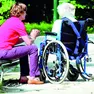 Una badante assiste un’anziana disabile (foto d’archivio)