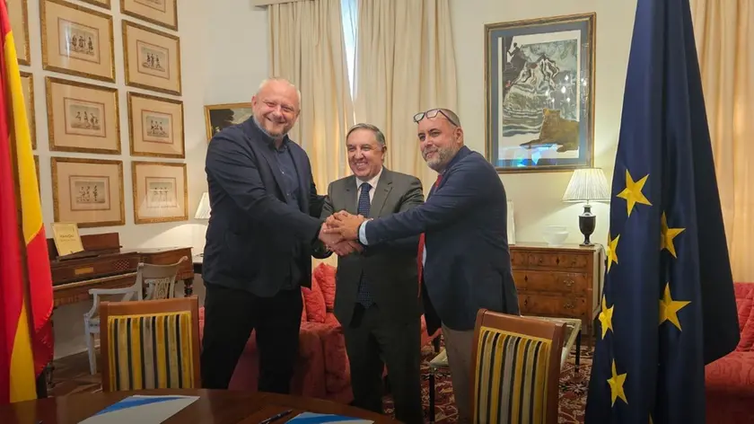 Stretta di mano a tra fra i vertici di Uljanik, Navantia e Nortes Blue
