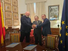 Stretta di mano a tra fra i vertici di Uljanik, Navantia e Nortes Blue