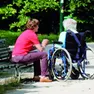 Una badante con un'anziana in una foto di repertorio