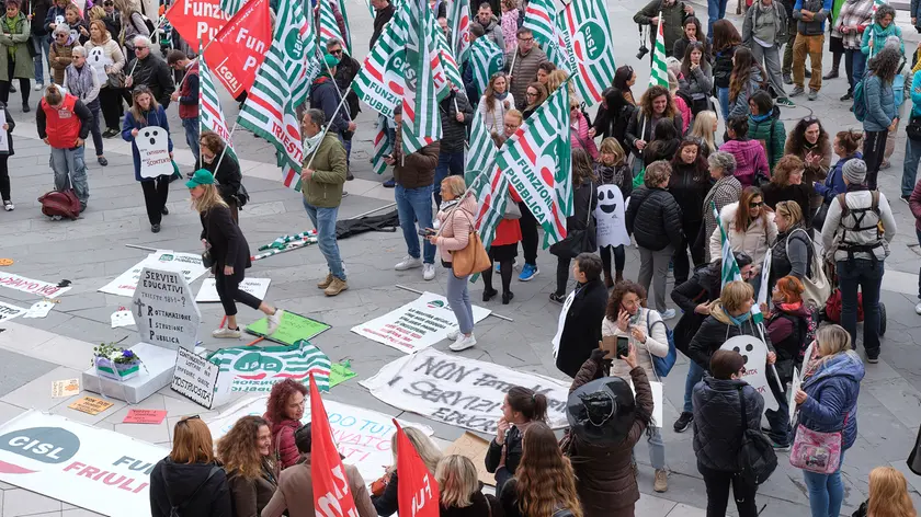 Foto d’archivio di una protesta dei servizi educativi in piazza Unità (Silvano)