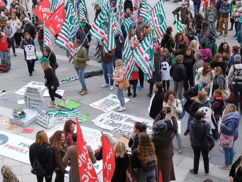 Foto d’archivio di una protesta dei servizi educativi in piazza Unità (Silvano)