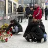 L’omaggio e la disperazione nella cittadina austriaca di Villaco (foto Afp)