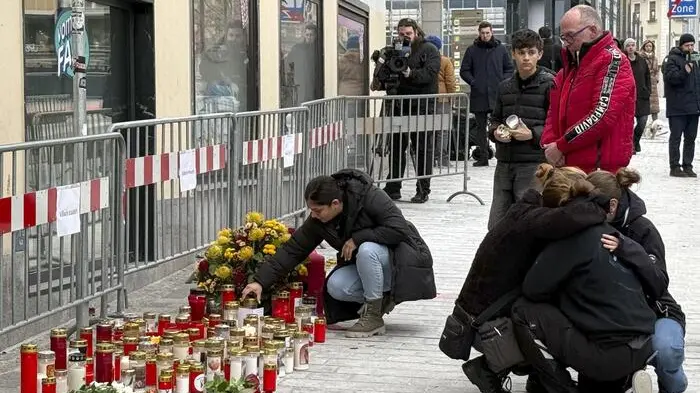 L’omaggio e la disperazione nella cittadina austriaca di Villaco (foto Afp)