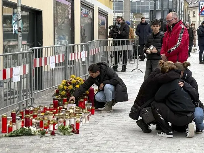 L’omaggio e la disperazione nella cittadina austriaca di Villaco (foto Afp)