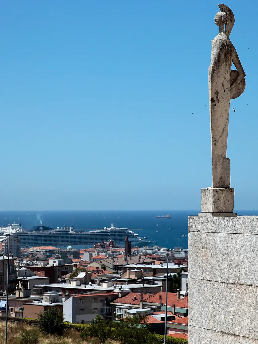 La statua di Minerva di Mascherini alla sede centrale di UniTs (Silvano)