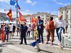 La protesta StarTech sotto la prefettura in piazza Unità (Bruni)