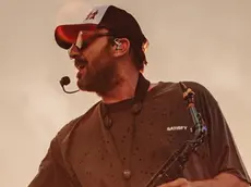 Cesare Cremonini in uno dei video postati sui suoi account social