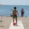 Un bambino con il suo pallone in spiaggia a Grado (foto Katia Bonaventura)