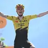 Sepp Kuss festeggia all'arrivo la vittoria ai Piani di Pezzè