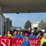 Lavoratori Electrolux fuori dallo stabilimento di Porcia
