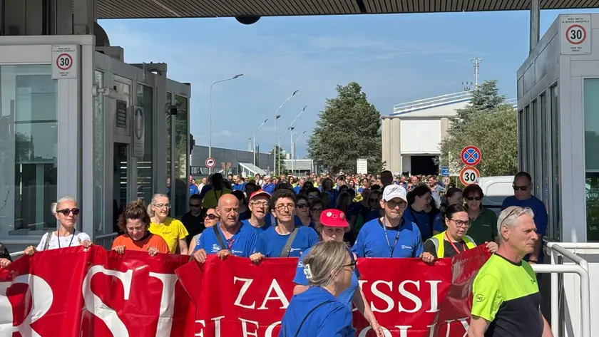 Lavoratori Electrolux fuori dallo stabilimento di Porcia