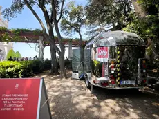 Il chiosco in fase di allestimento (foto Andrea Lasorte)