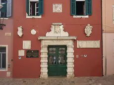 La facciata del palazzo del municipio di Rovigno, ex palazzo pretorio (rovinj tourism)