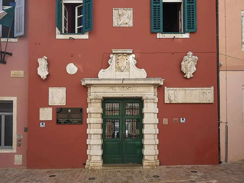 La facciata del palazzo del municipio di Rovigno, ex palazzo pretorio (rovinj tourism)
