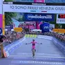 L'arrivo a braccia alzate di Jonas Vingegaard sul traguardo di Piancavallo