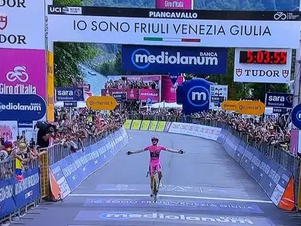 L'arrivo a braccia alzate di Jonas Vingegaard sul traguardo di Piancavallo