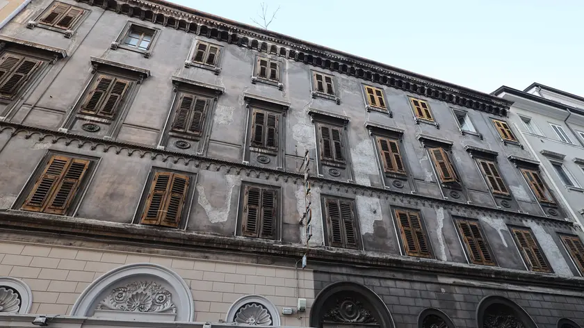L’edificio in stato di abbandono (foto Andrea Lasorte)